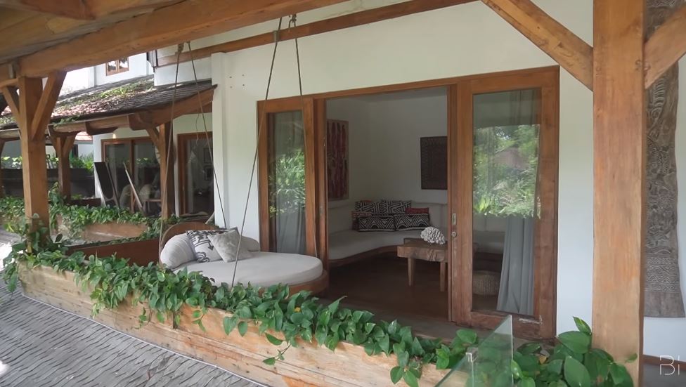 Walk in closetnya nuansa kayu, 11 potret kamar Indah Kalalo ini penuh barang antik asal Afrika