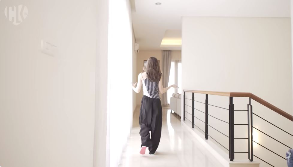 Punya rumah 3 hektar, ini 7 potret ruang tamu hunian Cinta Laura khusus buat orang yang sudah mandi