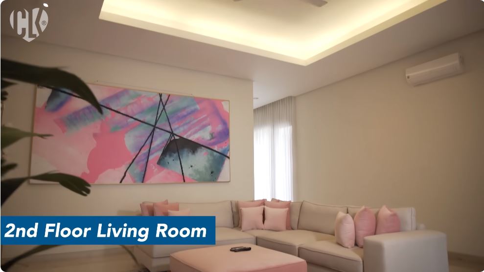 Punya rumah 3 hektar, ini 7 potret ruang tamu hunian Cinta Laura khusus buat orang yang sudah mandi