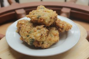Trik membuat bakwan tetap renyah meski sudah dingin, kriuknya bikin nagih!