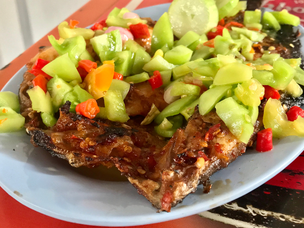 Cara bikin ikan bakar dengan kulit tetap utuh, nggak nempel di panggangan