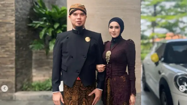Mulan Jameela hadiri peringatan naik takhta Mangkunegara X di Solo, gaya berkebayanya tuai sorotan