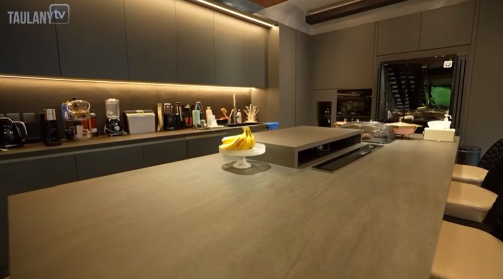 Rumah Atta Halilintar ditaksir Rp25 M, interior dapur serasa di bar, perabotnya canggih, 9 potretnya