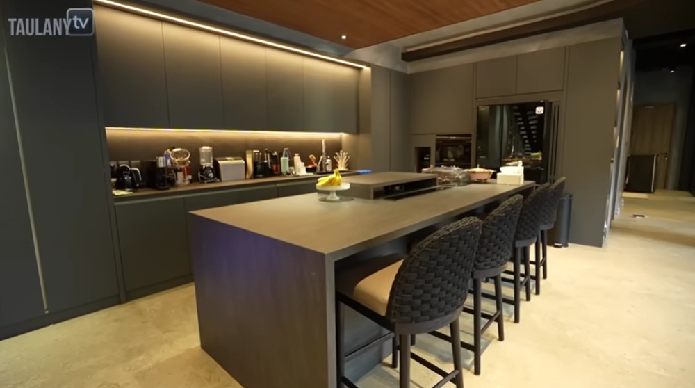 Rumah Atta Halilintar ditaksir Rp25 M, interior dapur serasa di bar, perabotnya canggih, 9 potretnya