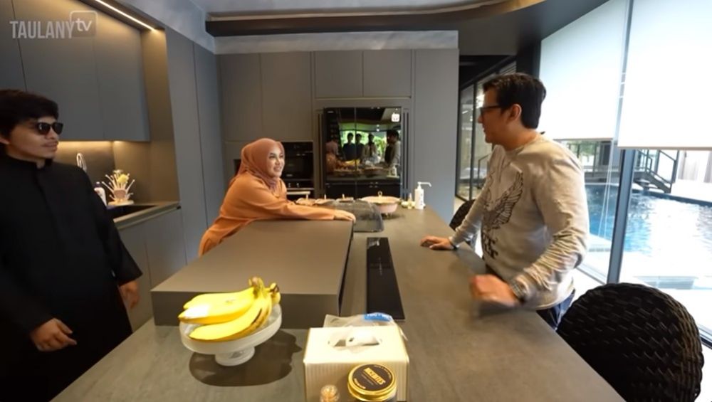 Rumah Atta Halilintar ditaksir Rp25 M, interior dapur serasa di bar, perabotnya canggih, 9 potretnya