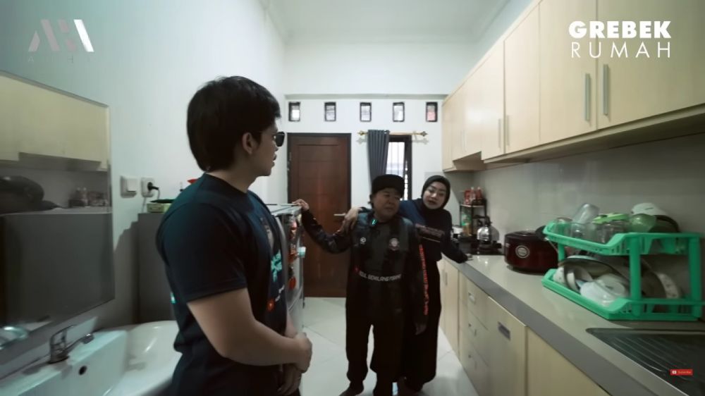 Punya rumah dengan kolam ikan 1 hektar dari hasil ngelawak, intip 9 dapur Adul yang elegan abis