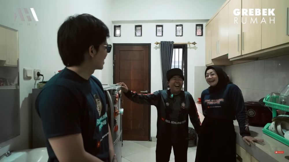 Punya rumah dengan kolam ikan 1 hektar dari hasil ngelawak, intip 9 dapur Adul yang elegan abis