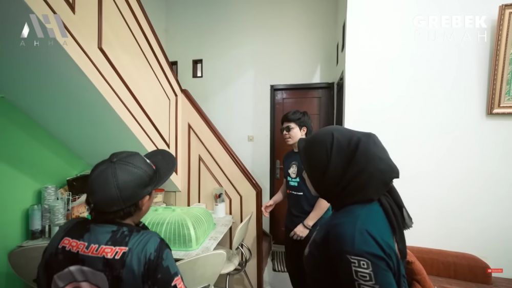 Punya rumah dengan kolam ikan 1 hektar dari hasil ngelawak, intip 9 dapur Adul yang elegan abis