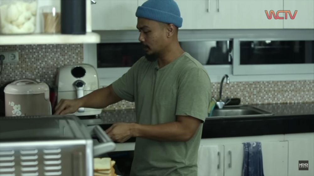 Punya rumah nyentrik penuh koleksi sepeda, intip 9 potret dapur Wendi Cagur yang simpel banget