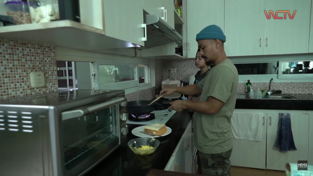 Punya rumah nyentrik penuh koleksi sepeda, intip 9 potret dapur Wendi Cagur yang simpel banget