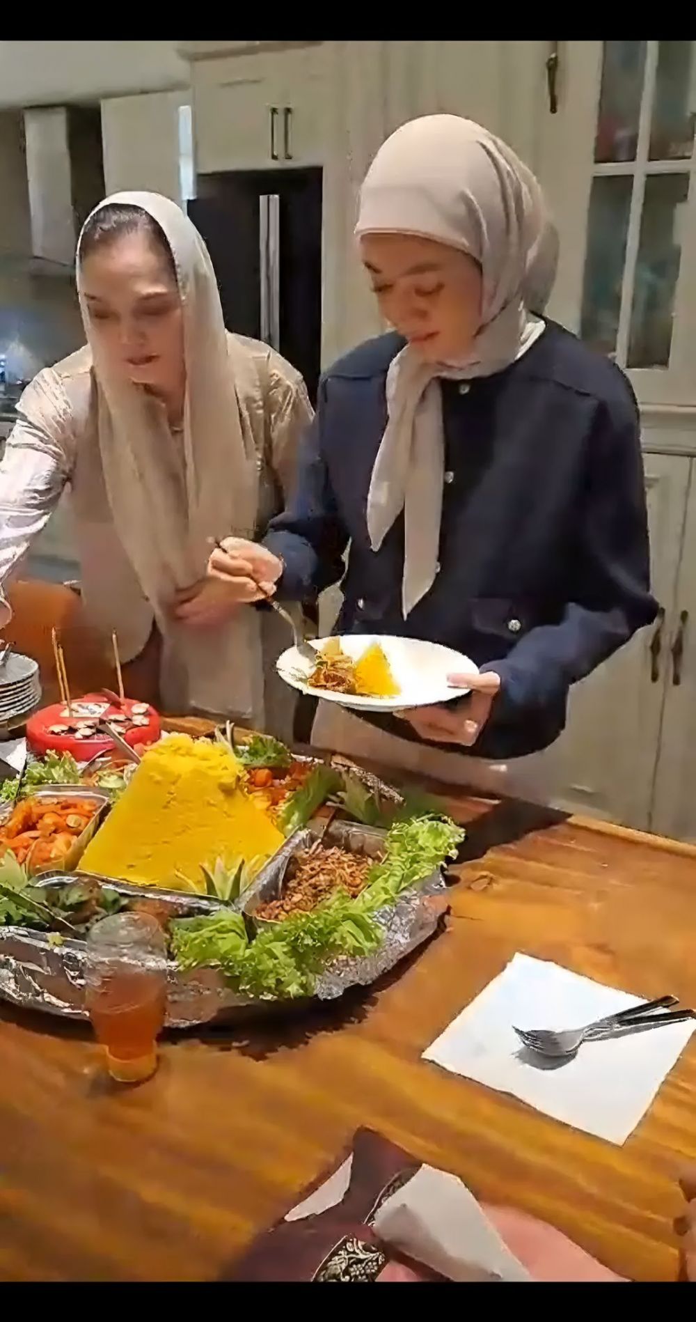 Sandy Harun sebut Ida Iasha adalah ibu kedua Putri Modiyanti, ungkap jadi istri baru Tommy Soeharto