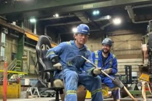 5 Potret Tengku Firmansyah bangga jadi tukang las di Kanada berhelm biru, naik level