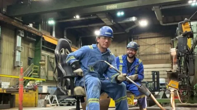 5 Potret Tengku Firmansyah bangga jadi tukang las di Kanada berhelm biru, naik level