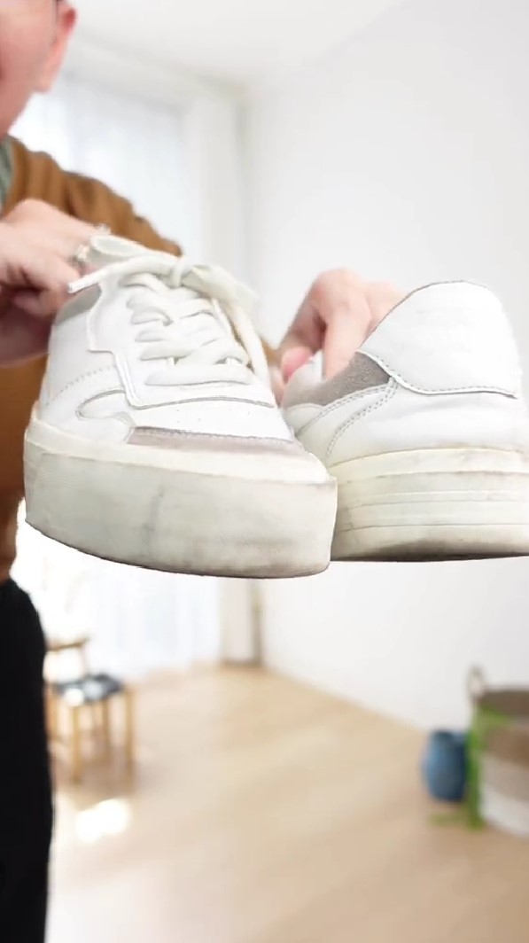 Trik hilangkan noda di sepatu putih pakai 1 tambahan bahan dapur, kembali bersih cuma dalam 5 detik