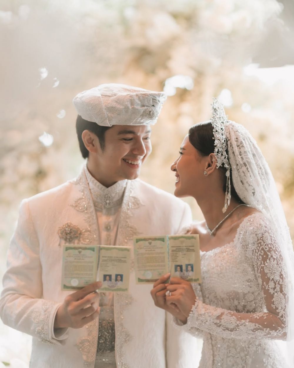 Tiba-tiba bagikan momen akad, 11 potret pernikahan Angga Yunanda dan Shenina Cinnamon bikin syok fans