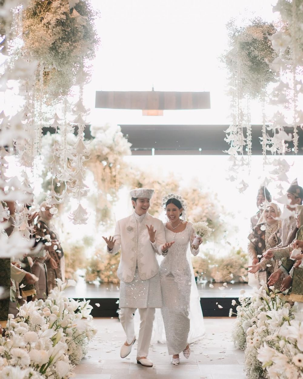 Tiba-tiba bagikan momen akad, 11 potret pernikahan Angga Yunanda dan Shenina Cinnamon bikin syok fans