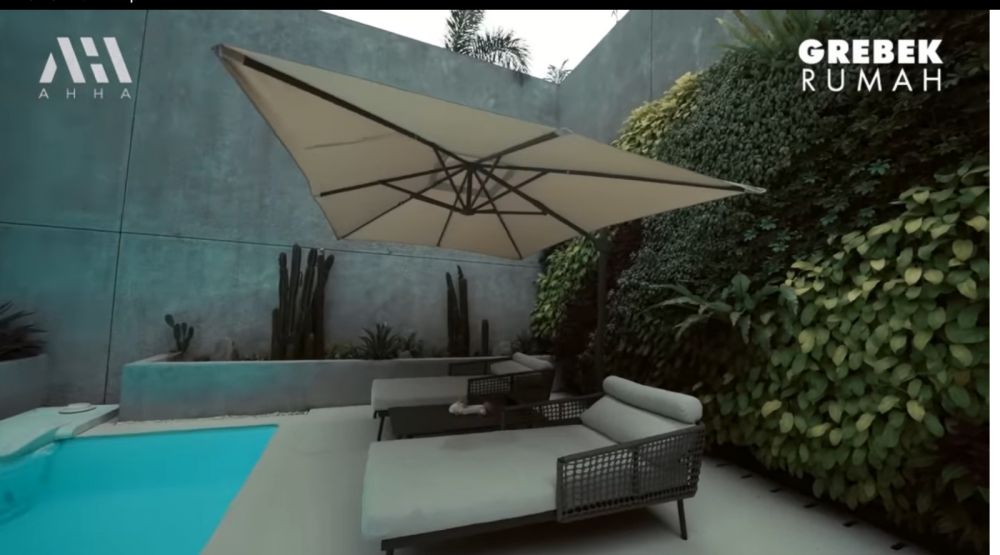 Punya rumah baru ditaksir Rp 50 M, 9 potret kolam renang Aura Kasih ini pakai air garam