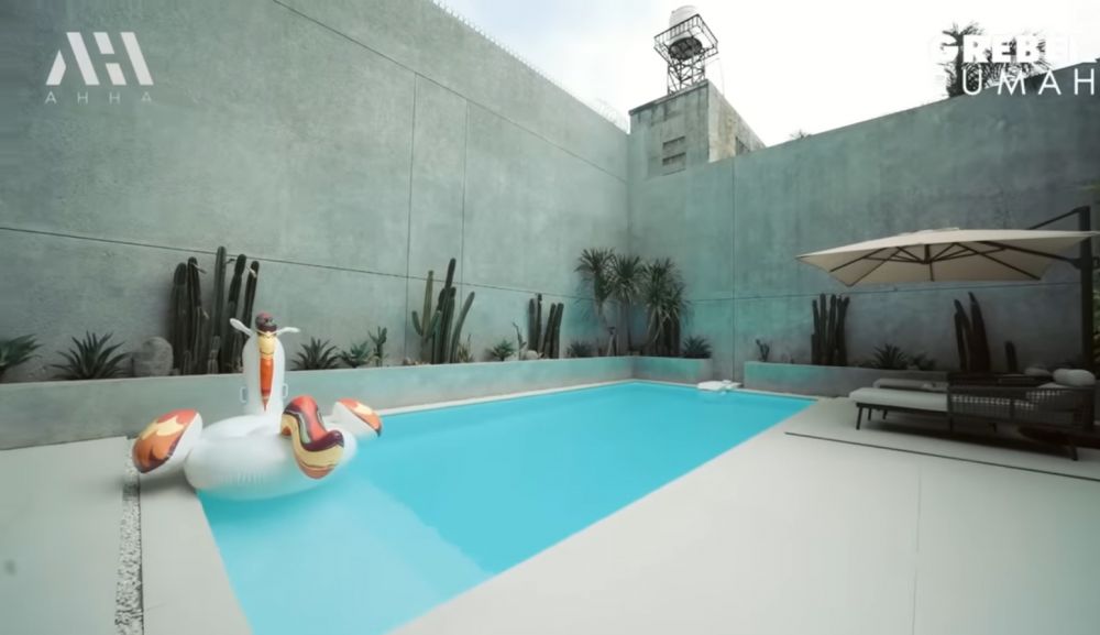 Punya rumah baru ditaksir Rp 50 M, 9 potret kolam renang Aura Kasih ini pakai air garam