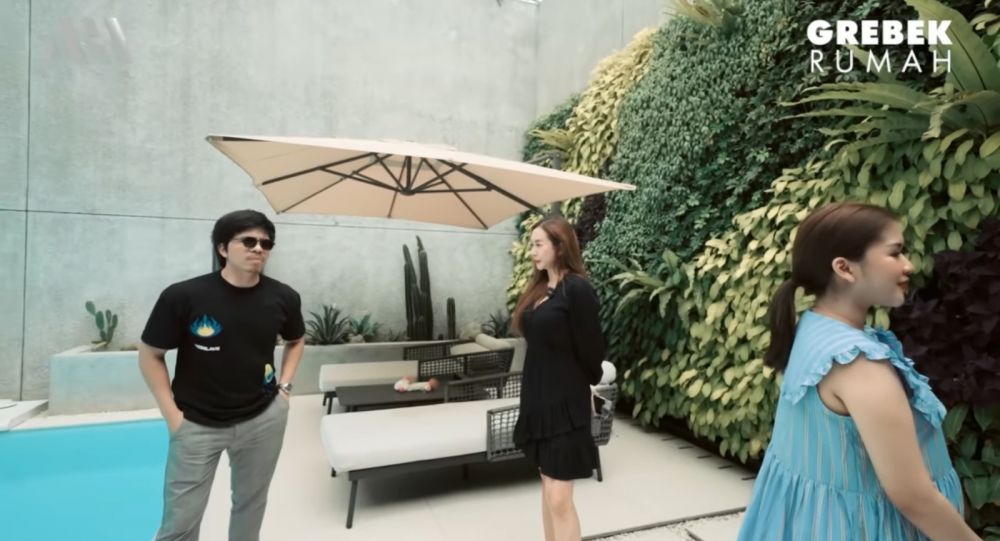 Punya rumah baru ditaksir Rp 50 M, 9 potret kolam renang Aura Kasih ini pakai air garam