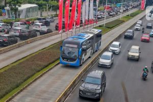 Viral mobil RI 24 terobos jalur Bus Transjakarta, ini kata polisi