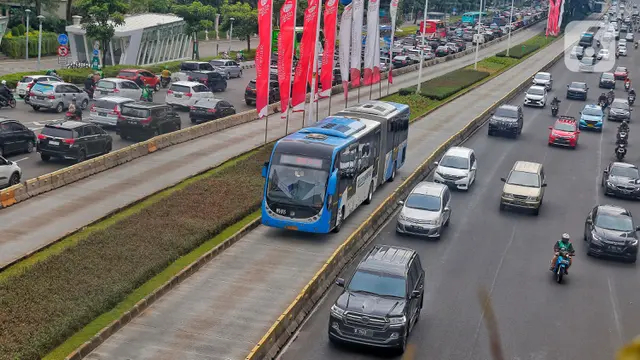 Viral mobil RI 24 terobos jalur Bus Transjakarta, ini kata polisi