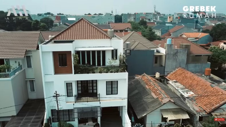 Mantan sales kupon keliling ini sukses punya rumah Rp 10 M, intip 9 potret dapur mewah komedian Abdel