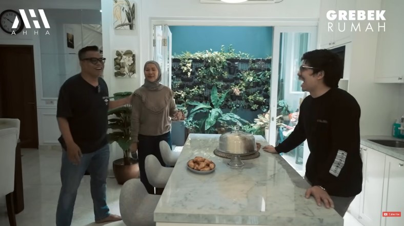 Mantan sales kupon keliling ini sukses punya rumah Rp 10 M, intip 9 potret dapur mewah komedian Abdel