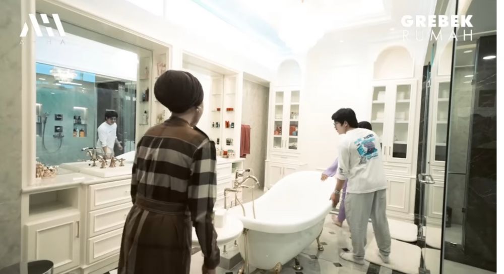 Punya kamar mandi Rp 1,4 M, intip 12 potret rumah mewah bos skincare Rizky Ananda Musa