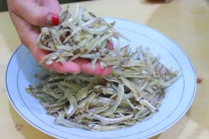 Trik goreng ikan teri agar tak bau sampai rumah tetangga pakai 1 bahan dapur