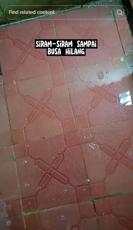 Trik menghilangkan kerak di lantai kamar mandi dalam 10 menit, kinclong pakai tambahan 1 bahan dapur