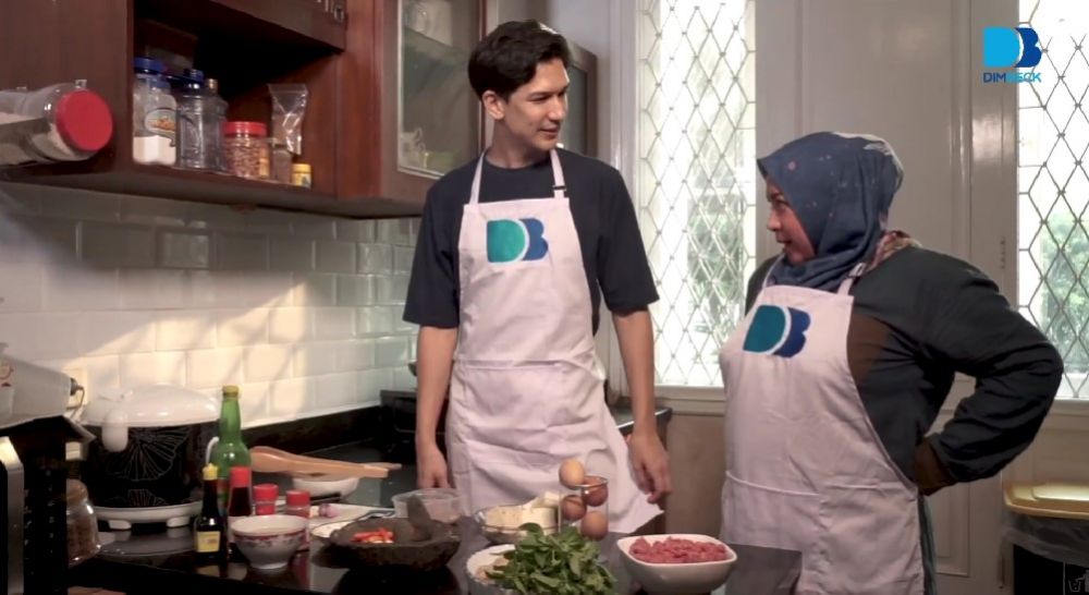 Kecilnya huni gubug kini rumahnya mewah ala vintage, 9 potret dapur Melly Goeslaw mungil full perabot