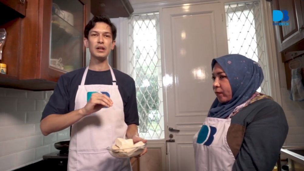 Kecilnya huni gubug kini rumahnya mewah ala vintage, 9 potret dapur Melly Goeslaw mungil full perabot