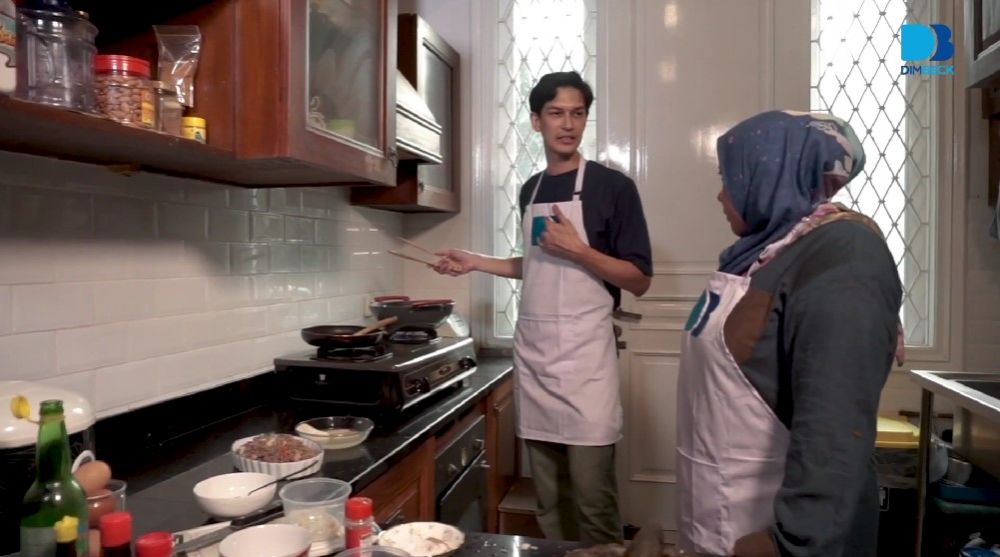 Kecilnya huni gubug kini rumahnya mewah ala vintage, 9 potret dapur Melly Goeslaw mungil full perabot