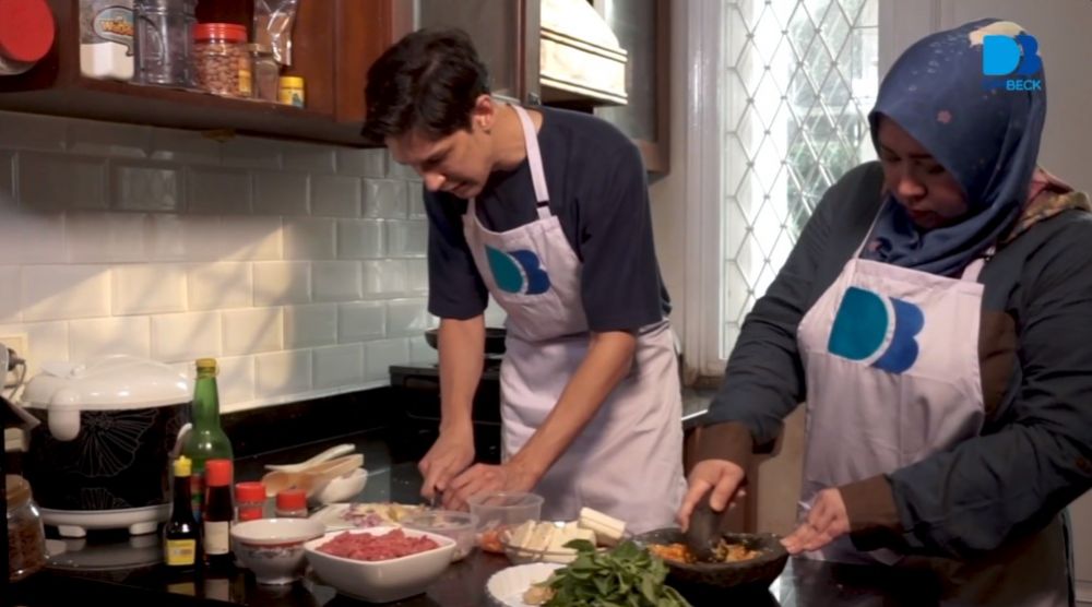 Kecilnya huni gubug kini rumahnya mewah ala vintage, 9 potret dapur Melly Goeslaw mungil full perabot