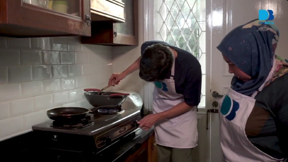 Kecilnya huni gubug kini rumahnya mewah ala vintage, 9 potret dapur Melly Goeslaw mungil full perabot