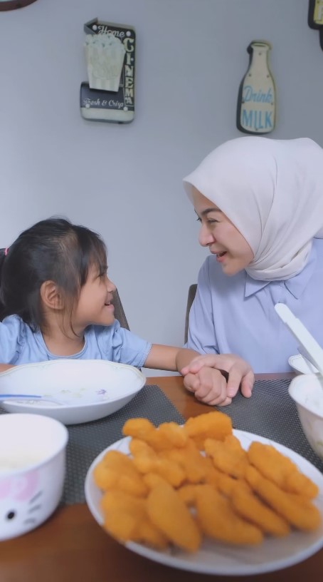 Jadi istri pengusaha tambang artis FTV ini kini punya rumah mewah, intip 9 potret dapur Nina Zatulini