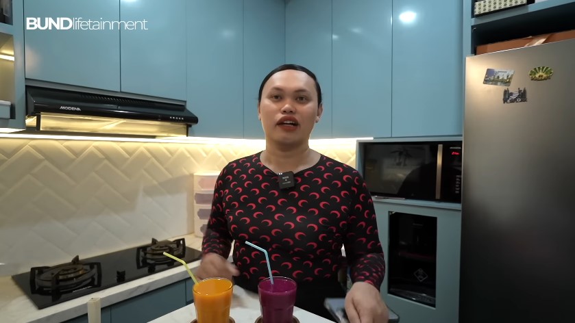 Punya kitchen set serba biru, 9 potret dapur mungil Wanda Hara ini penataannya compact