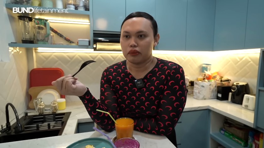 Punya kitchen set serba biru, 9 potret dapur mungil Wanda Hara ini penataannya compact