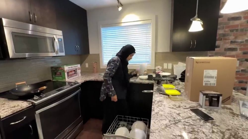Punya dapur minimalis tapi fasilitas komplet, 9 potret dapur Cindy Fatikasari di kontrakan Kanada