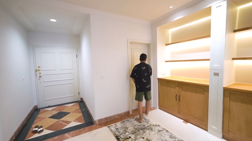 Punya penthouse dekat mall, 9 potret dapur minimalis Arief Muhammad ini didesain semi privat