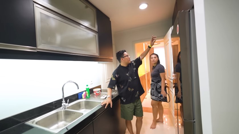Punya penthouse dekat mall, 9 potret dapur minimalis Arief Muhammad ini didesain semi privat