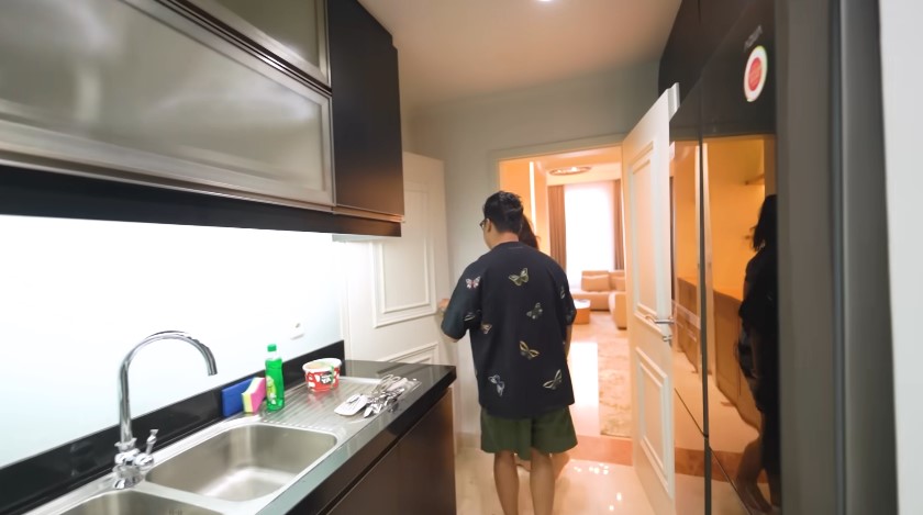 Punya penthouse dekat mall, 9 potret dapur minimalis Arief Muhammad ini didesain semi privat