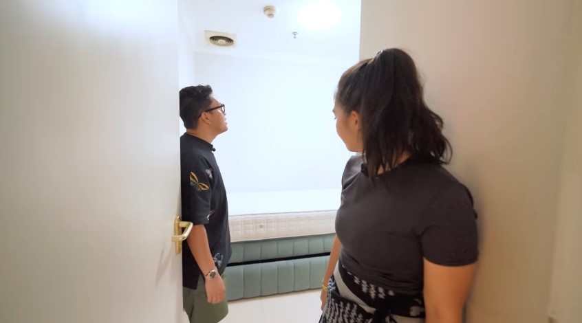 Punya penthouse dekat mall, 9 potret dapur minimalis Arief Muhammad ini didesain semi privat