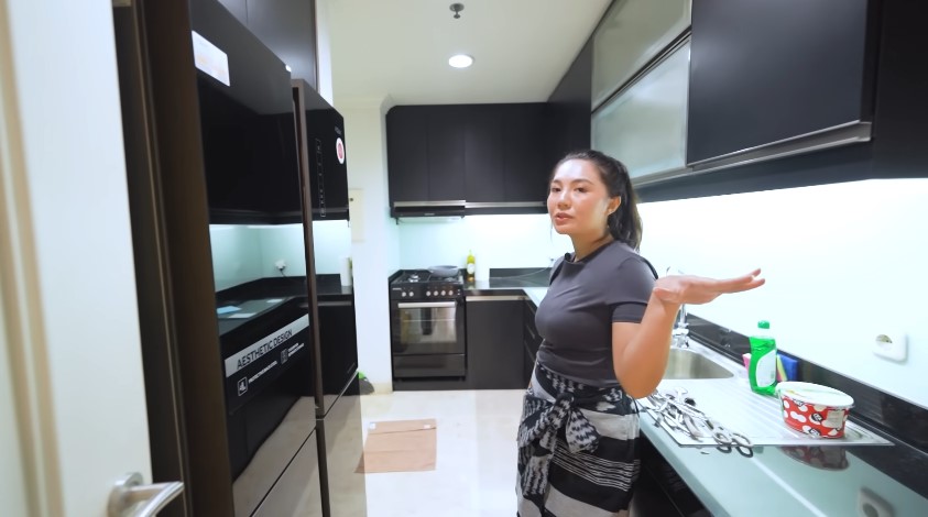 Punya penthouse dekat mall, 9 potret dapur minimalis Arief Muhammad ini didesain semi privat