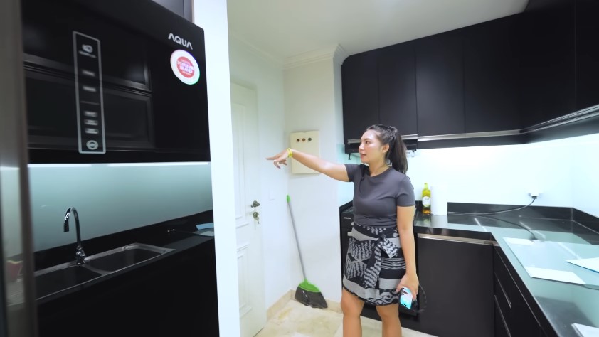 Punya penthouse dekat mall, 9 potret dapur minimalis Arief Muhammad ini didesain semi privat