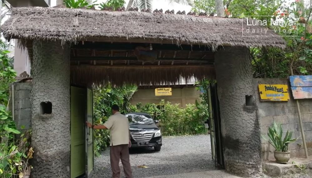 Sederhana tanpa kitchen set, intip 9 potret dapur ibunda Luna Maya di Bali dikelilingi sawah