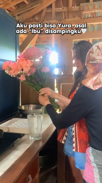 Sederhana tanpa kitchen set, intip 9 potret dapur ibunda Luna Maya di Bali dikelilingi sawah