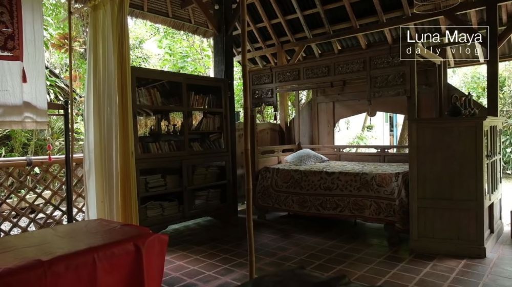 Sederhana tanpa kitchen set, intip 9 potret dapur ibunda Luna Maya di Bali dikelilingi sawah