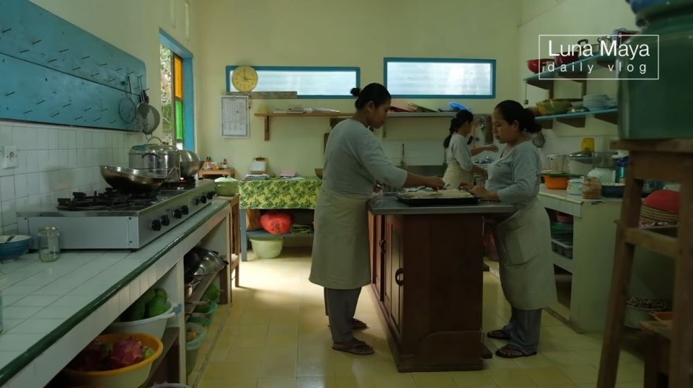 Sederhana tanpa kitchen set, intip 9 potret dapur ibunda Luna Maya di Bali dikelilingi sawah