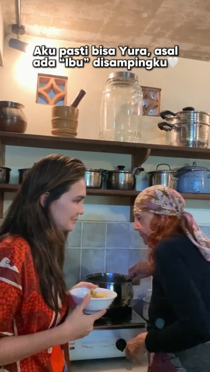 Sederhana tanpa kitchen set, intip 9 potret dapur ibunda Luna Maya di Bali dikelilingi sawah